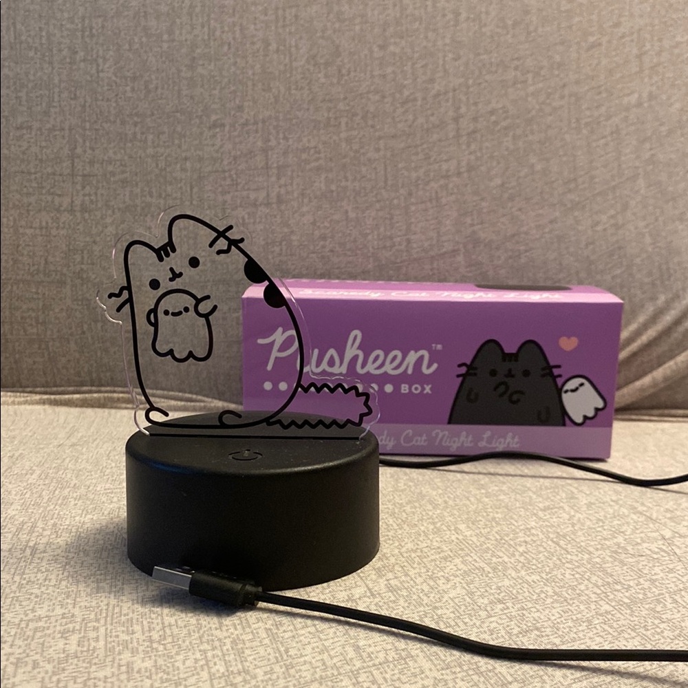 Pusheen LED Night Light with Black Base, USB plug
